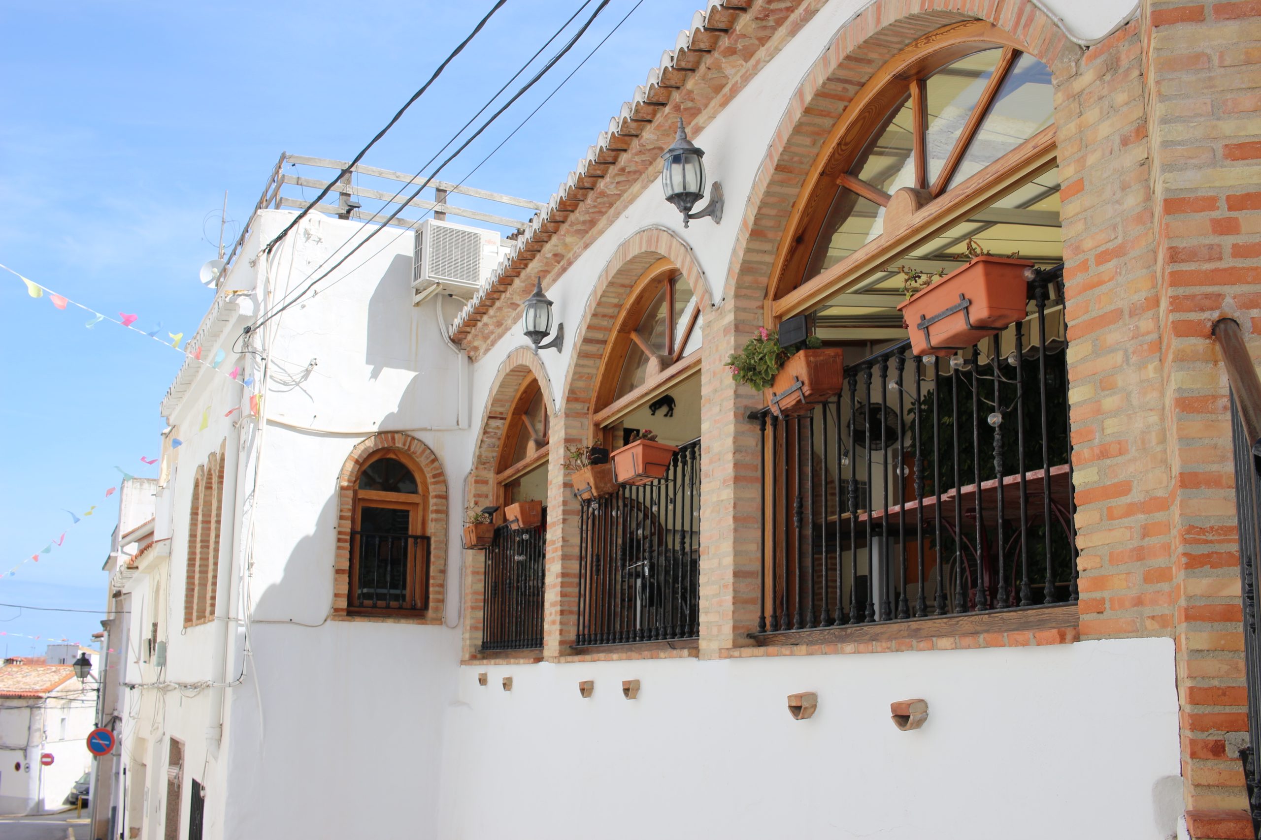 Restaurant Pelut: white building