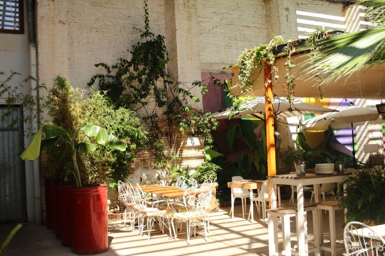 Restobar Lindala: tables with chairs and greenery around